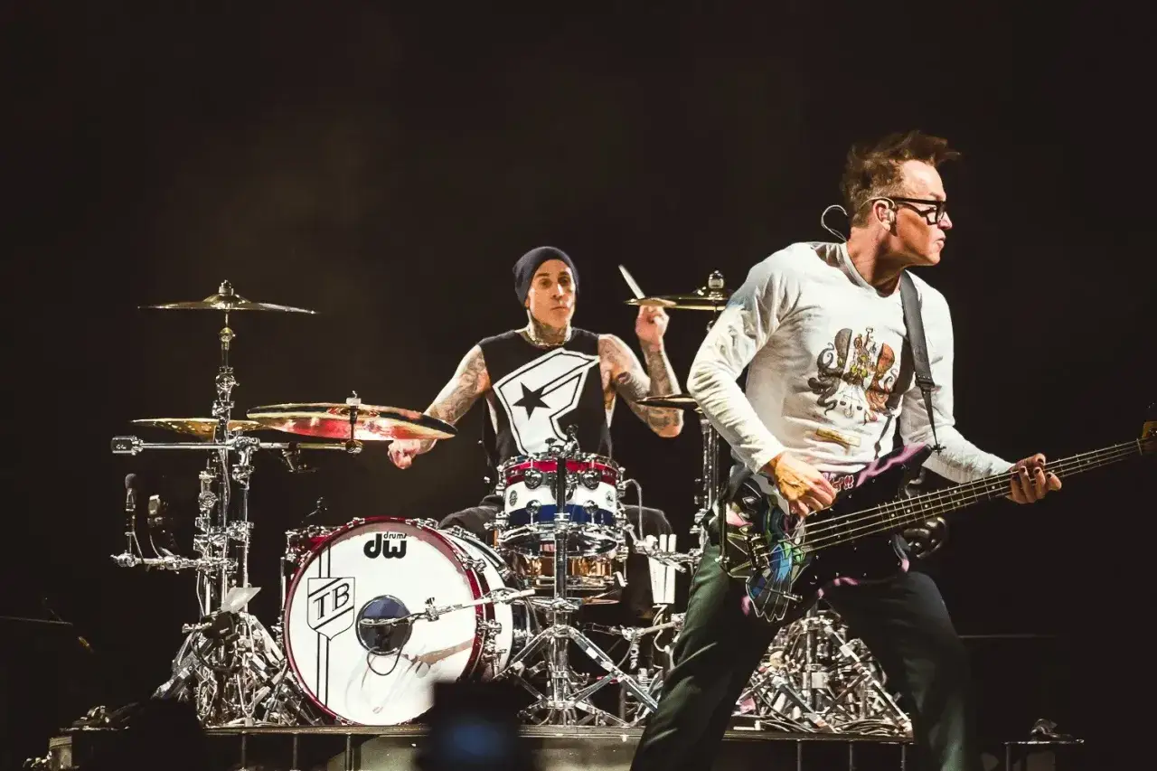 Travis Barker trommelt, Mark Hoppus spielt Bass &ndash; blink 182 heute live auf der B&uuml;hne.