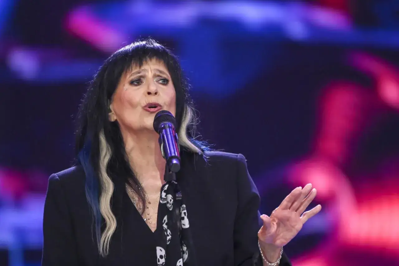 Wanda Kwietniewska śpiewa, a jej charakterystyczne utwory rozbrzmiewają na scenie.
