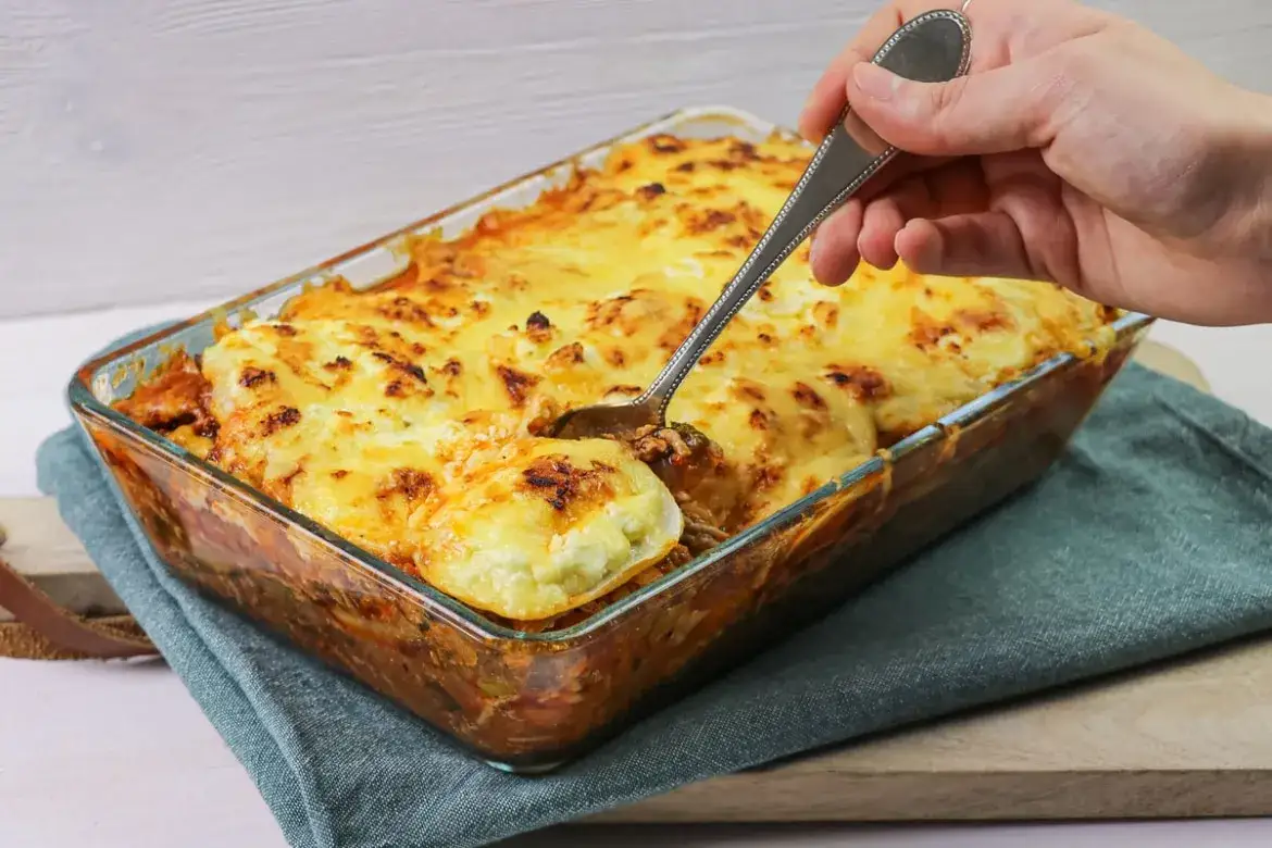 Kohlrabi Lasagne ohne Nudeln in einer Auflaufform