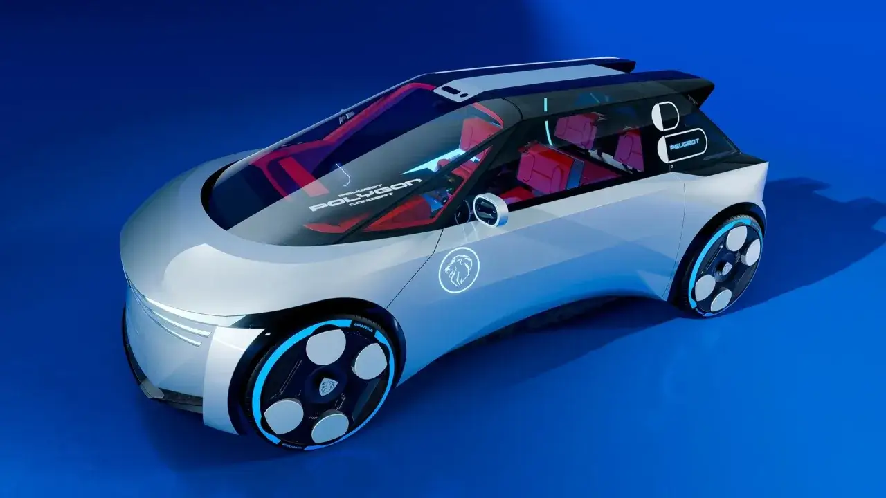 Futurystyczny Peugeot e-208 w koncepcji Polygon, z czerwonym wnętrzem i niebieskimi akcentami na kołach, prezentuje się na niebieskim tle.