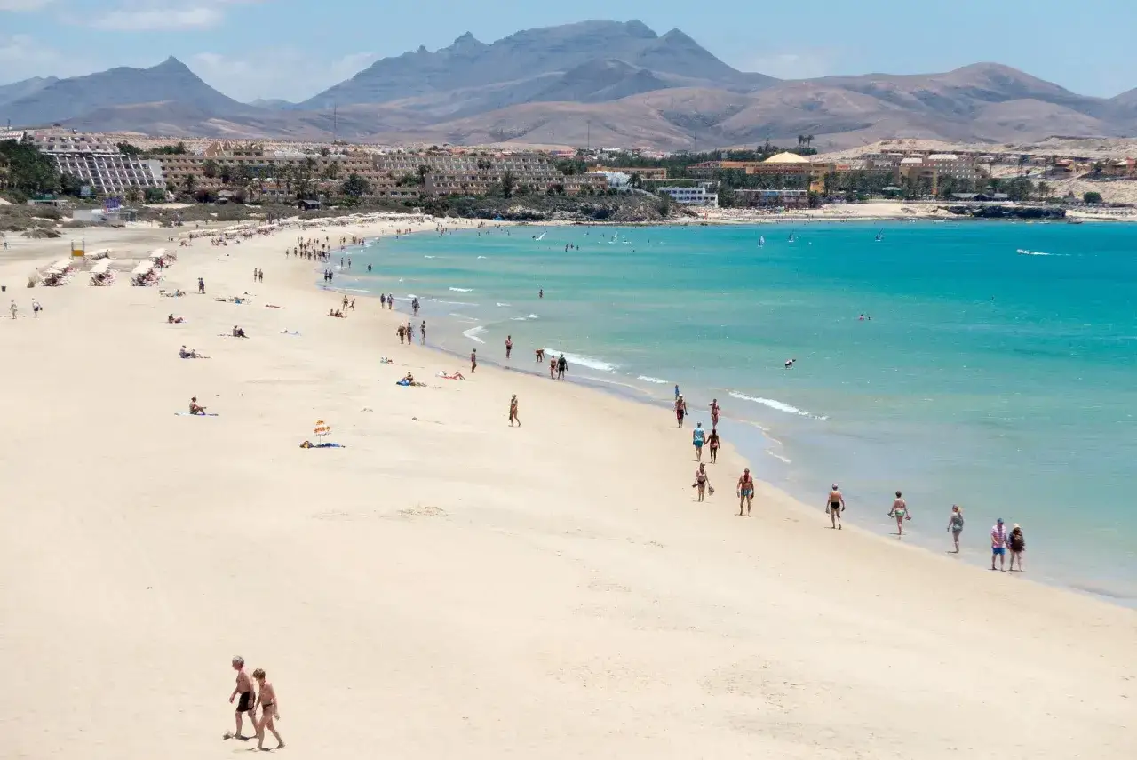 Piaszczyste wydmy na Fuerteventurze lub Lanzarote, ukazujące wpływ Sahary