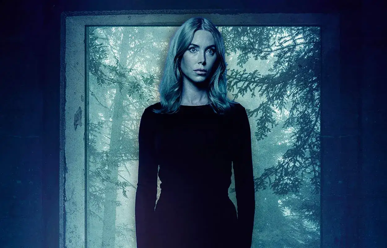 En kvinna i svart står framför en dimmig skog. En scen som passar perfekt för spännande true crime serier.