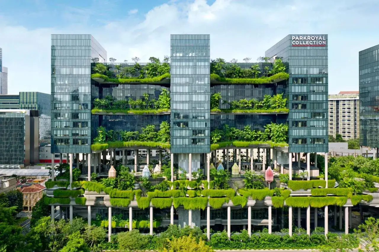 Ein beeindruckendes Geb&auml;ude mit &uuml;ppiger Begr&uuml;nung, das einen gr&uuml;nen, urbanen Lebensraum schafft.
