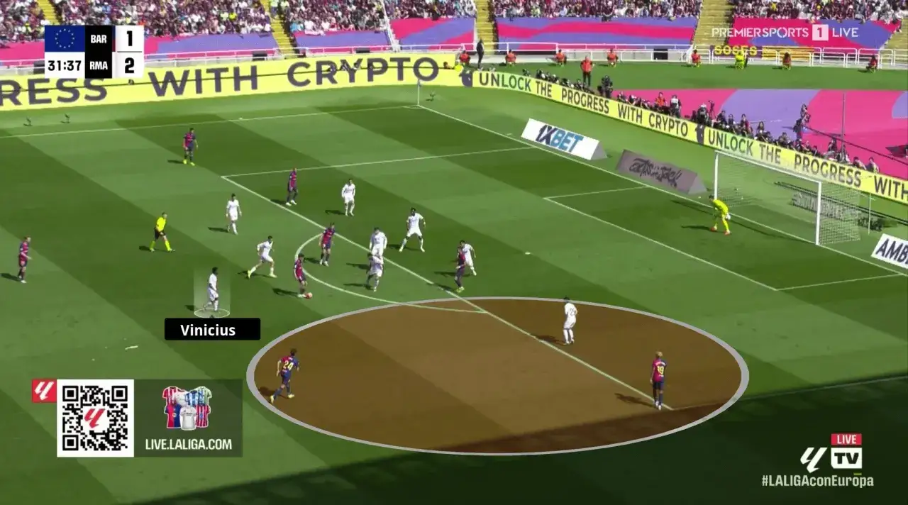 La Liga: zawodnicy Realu Madryt i Barcelony w akcji. Vinicius Jr. w centrum uwagi, wynik 1:2.