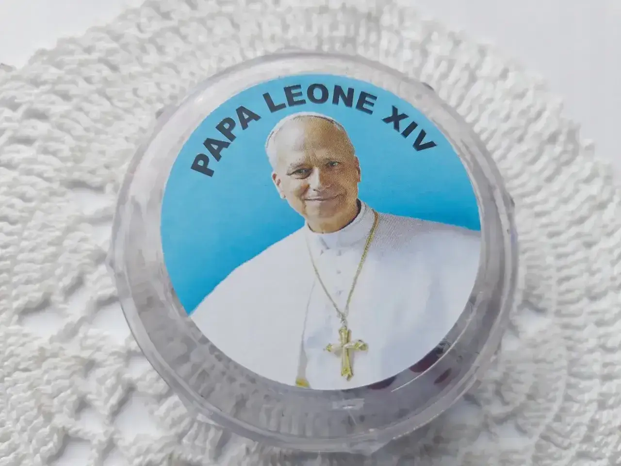 Pamiątka z Watykanu: ile kosztuje różaniec z wizerunkiem Papieża Leona XIV?