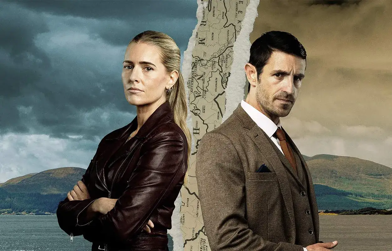 Två mystiska personer, en kvinna i läderjacka och en man i kostym, står framför en sönderriven karta. Perfekt för dig som gillar tv4 play serier deckare.