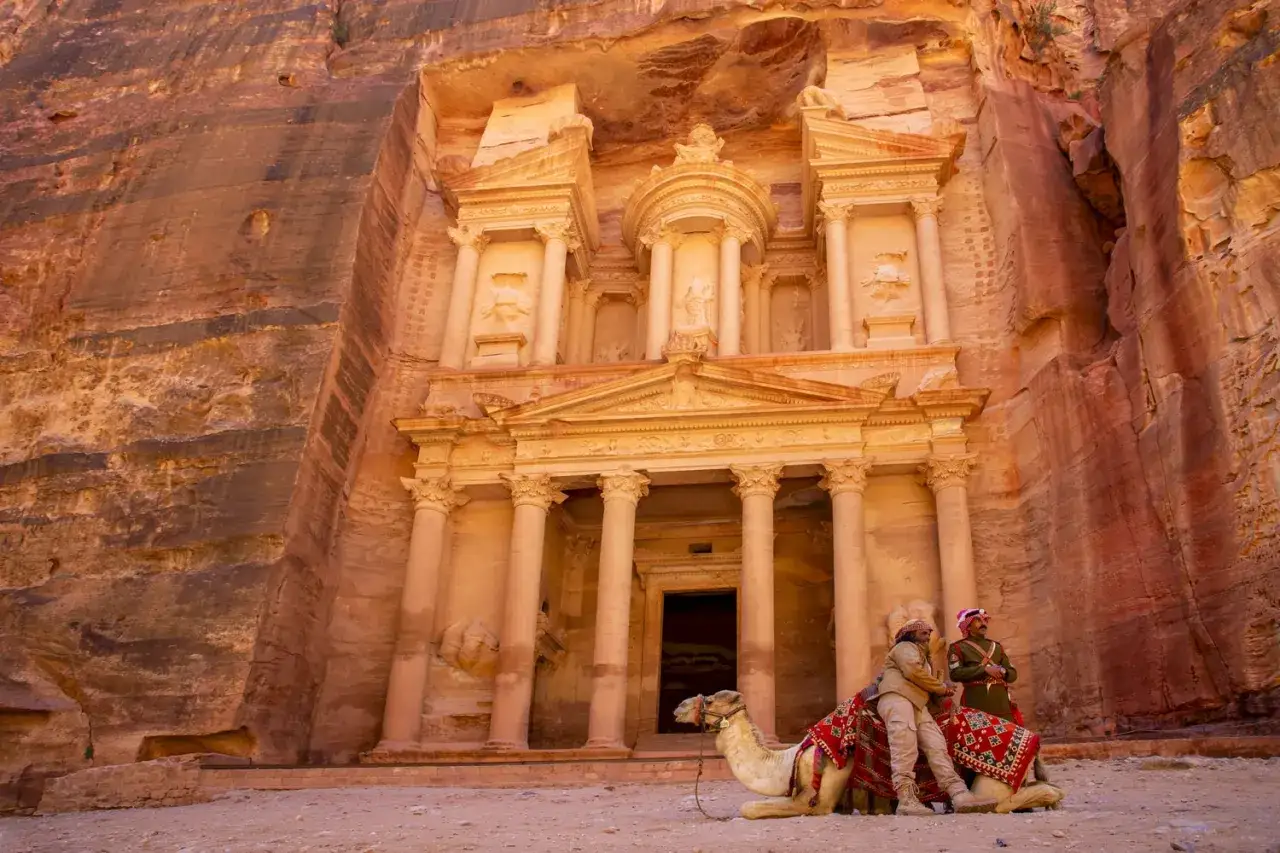 Wspaniałe Skarbiec w Petrze, Jordania. Idealny czas na podróż to wiosna lub jesień, kiedy najlepiej lecieć do Jordanii.