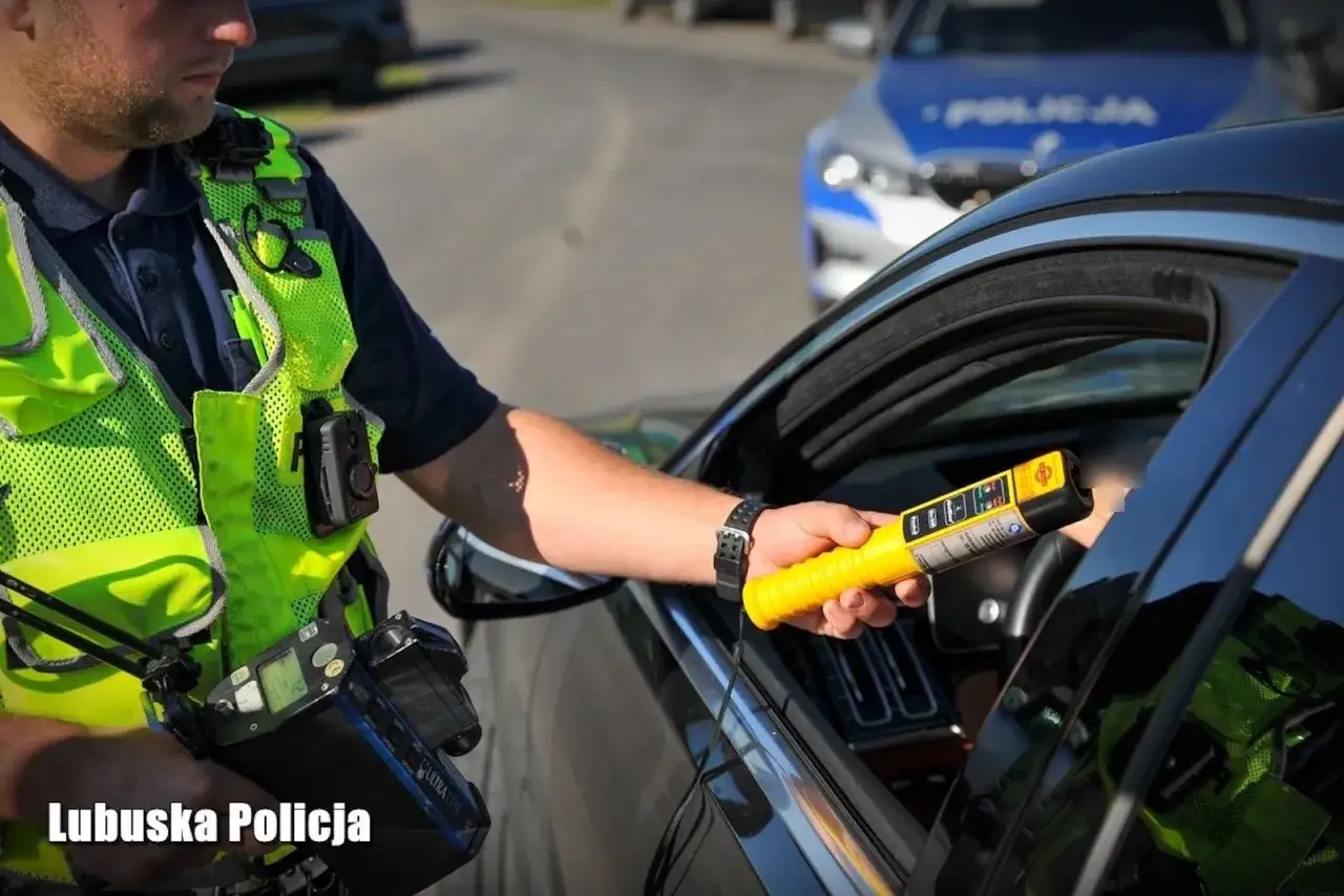 Policjant z Lubuskiej Policji oferuje kierowcy alkomat. Czy można odmówić dmuchania w alkomat? To pytanie zadaje sobie wielu kierowców podczas kontroli drogowej.