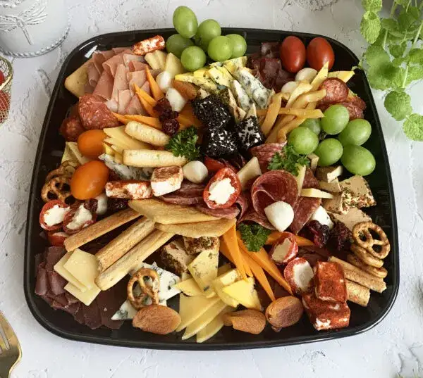 elegancka deska ser&oacute;w i wędlin