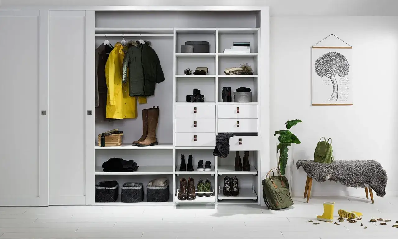Ett platsbyggt sk&aring;p med h&auml;ngande jackor, st&ouml;vlar och smart f&ouml;rvaring f&ouml;r skor och accessoarer.