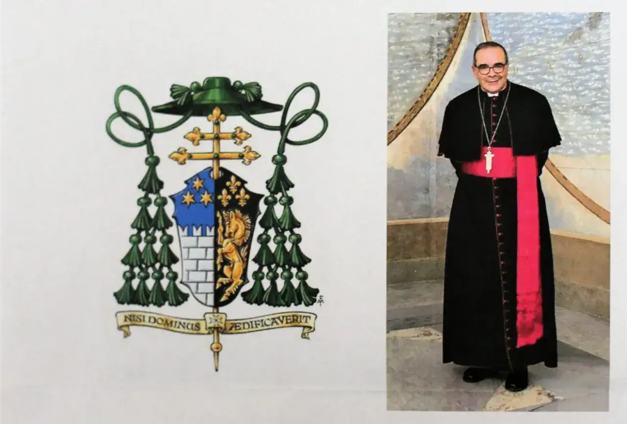 Nuncjusz apostolski w czarnej sutannie z czerwoną faszyną i krzyżem. Obok jego herb.