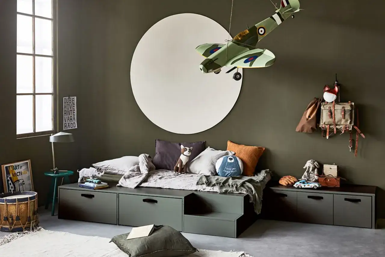 Ein cooles kinderzimmer junge 7 jahre mit Flugzeug-Deko, Spielzeug und einem gemütlichen Bett.