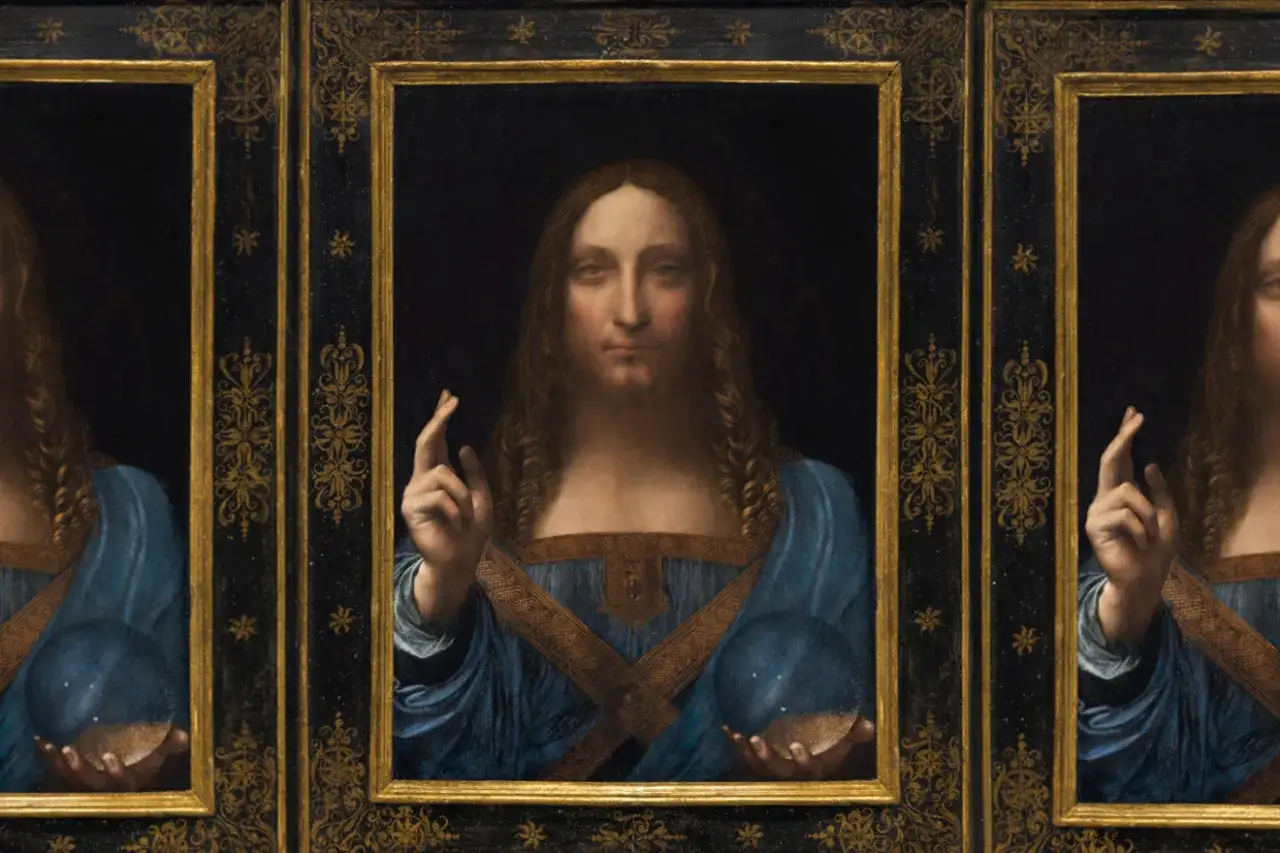 Trzy obrazy Jezusa Chrystusa w niebieskich szatach, trzymającego kryształową kulę. To najdroższe zdjęcie świata, Salvator Mundi.