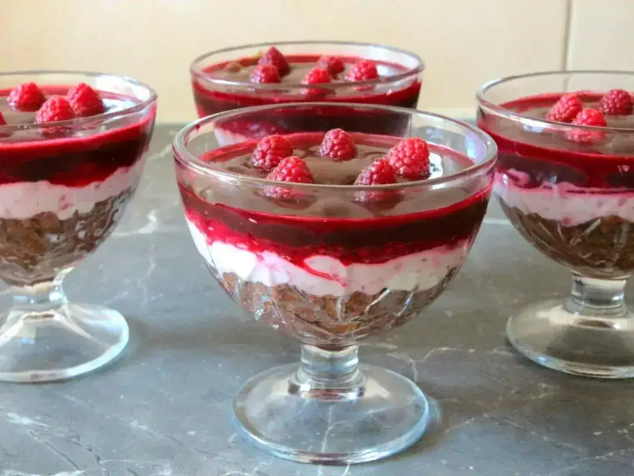 Deser z malinami i warstwami. Czy można mieszać serek mascarpone z galaretką? Tak, tworzy to pyszny krem.
