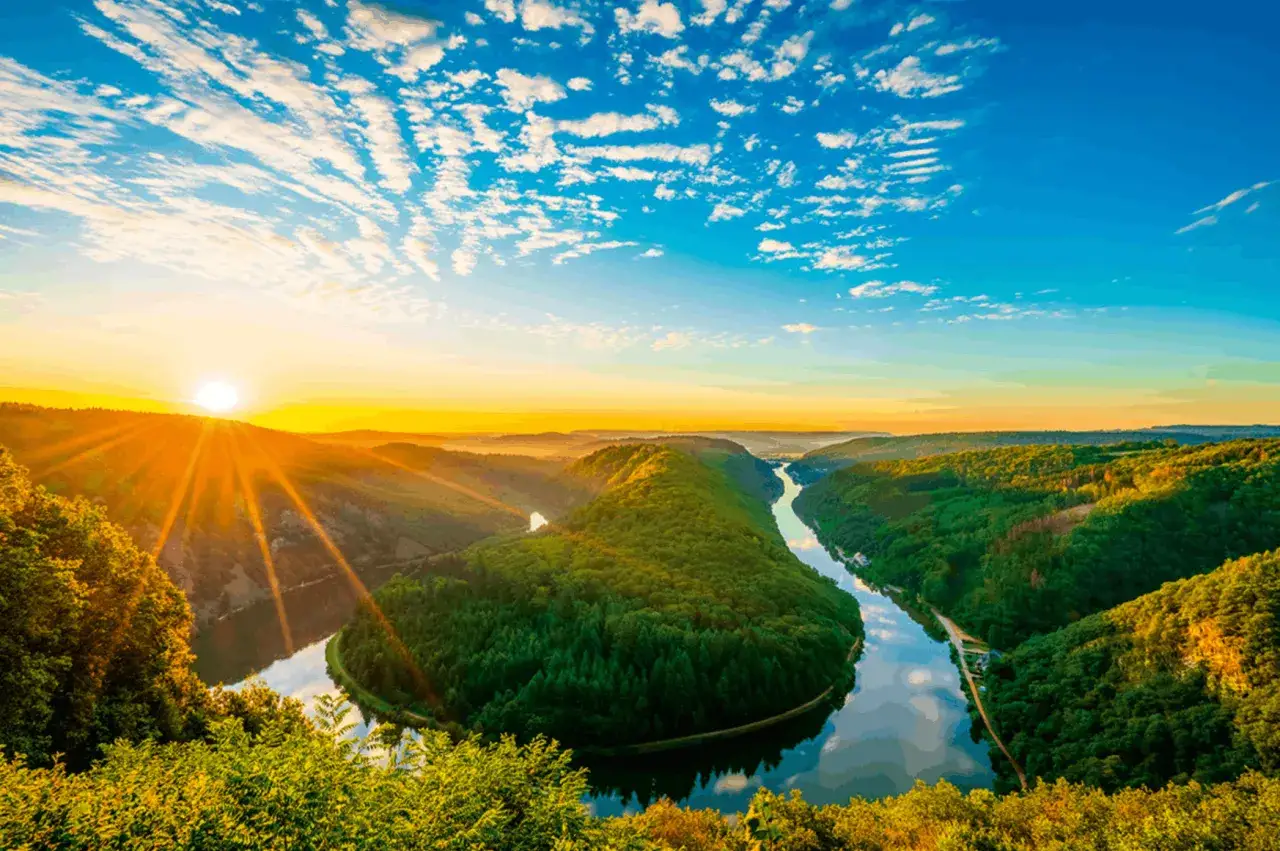 Sonnenaufgang über einer Flussbiegung in Deutschland. Ein Muss für Deutschland Reisetipps!