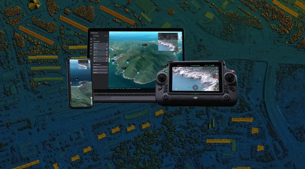 DJI App auf Windows, Smartphone und Fernbedienung zeigen Drohnenflugplanung über einer 3D-Stadtkarte.