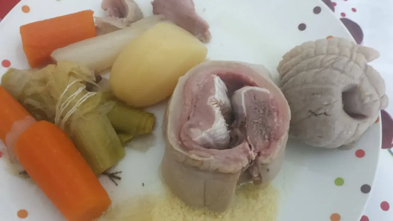 Tête de veau en cocotte, tendrement mijotée avec carottes, poireaux et pommes de terre. Un plat réconfortant.