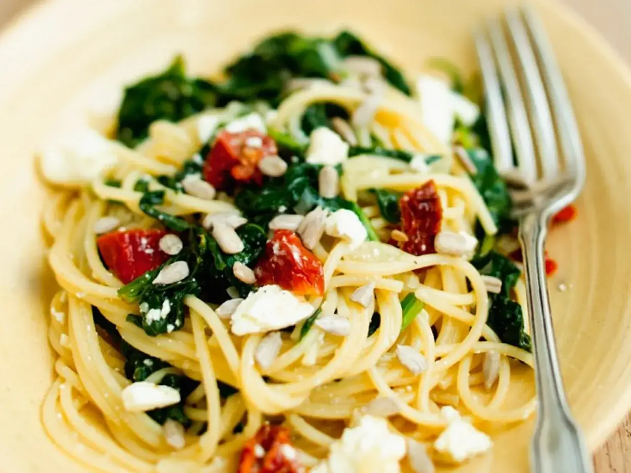 Spaghetti mit Spinat, getrockneten Tomaten und Feta. Eine k&ouml;stliche Kombination, die zeigt, was gut zu Mangold passt.