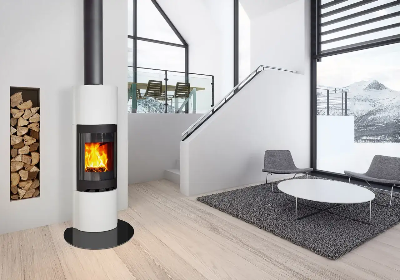 Un élégant poêle norvégien blanc diffuse une chaleur réconfortante dans ce salon moderne, avec une vue imprenable sur des montagnes enneigées.