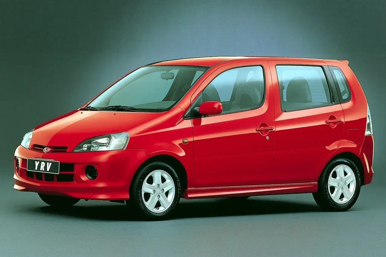Czerwony Daihatsu YRV, kompaktowy samochód miejski, prezentuje się na ciemnym tle.
