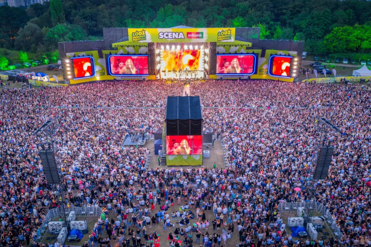 Tysiące ludzi na koncercie podczas Łódź Summer Festival 2026. Wielka scena z ekranami i artystami w tle.