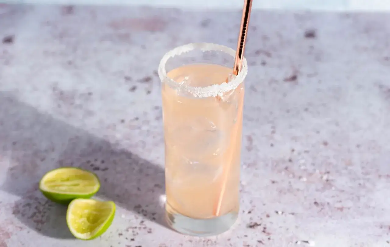 Orzeźwiające drinki z tequilą, z solą na brzegu szklanki i połówkami limonki obok. Idealne na letnie wieczory.