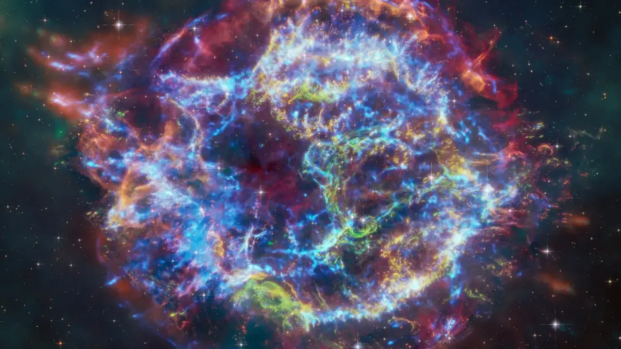 En färgsprakande planetarisk nebulosa med virvlande gaser i blått, grönt och rött, omgiven av stjärnor.