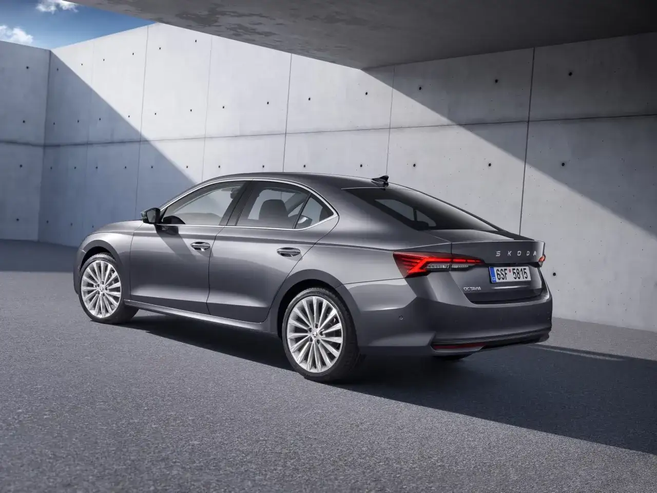 Szary sedan Skoda Octavia prezentuje się nowocześnie. Sprawdź atrakcyjną skoda octavia cena i wybierz swój wymarzony model.