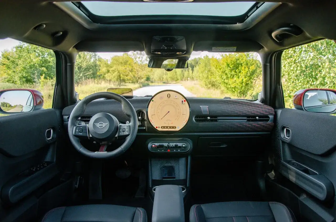 Wnętrze nowego Mini Cooper. Opinie o tym aucie są różne, ale kokpit robi wrażenie.