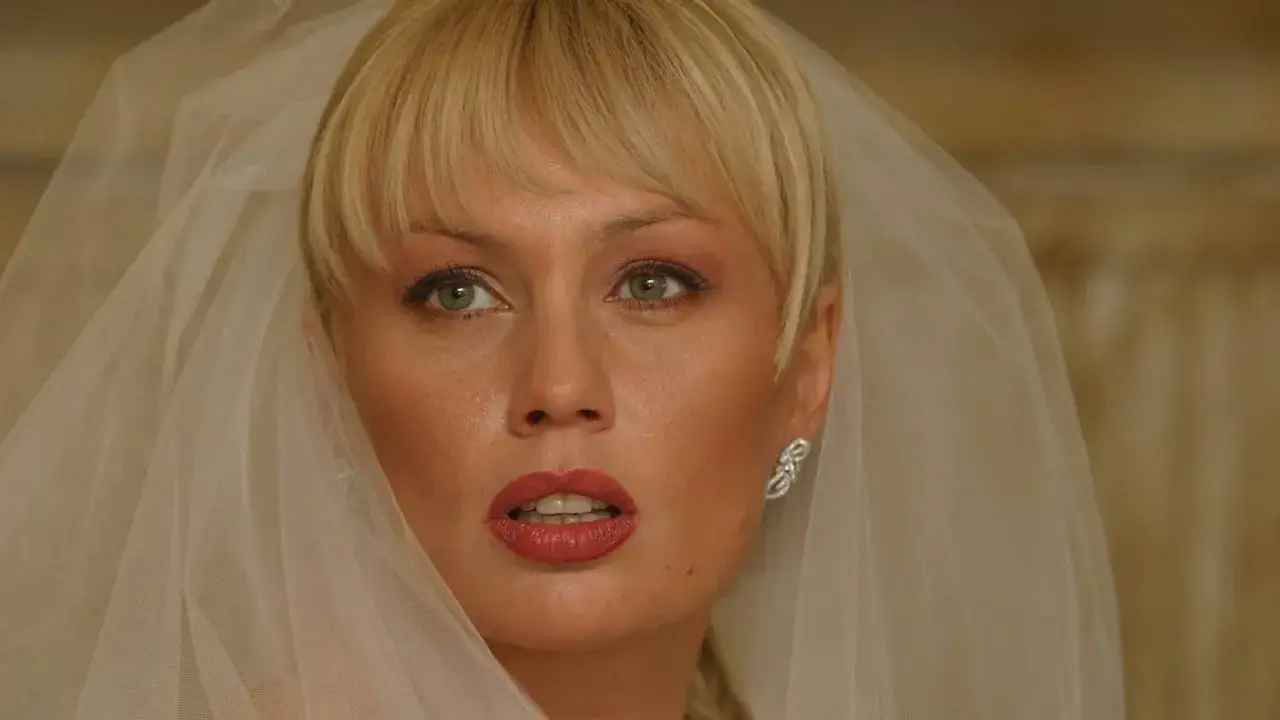 Monika Jarosińska w filmach, w welonie ślubnym, z makijażem i biżuterią.