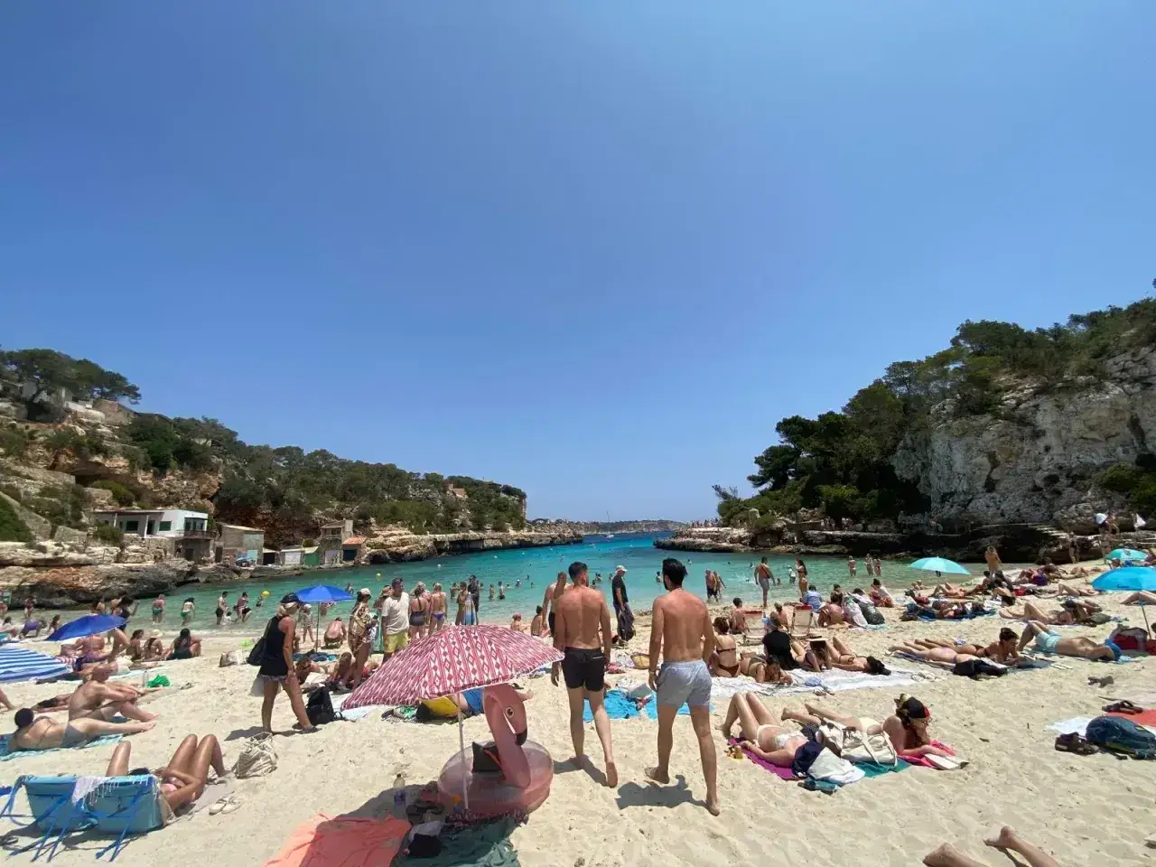 Majorka w lipcu: słoneczna pogoda, tłumy na plaży i turkusowe morze. Idealne warunki do wypoczynku.