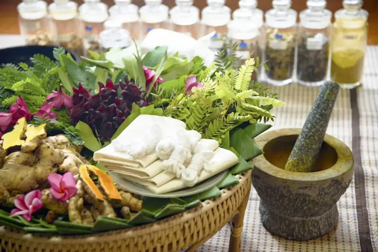 Ingredienti naturali per preparare il triphala, un rimedio ayurvedico a cosa serve per il benessere.