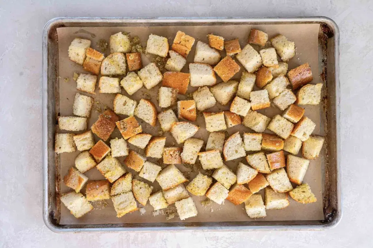 En plåt med hemgjorda krutonger, perfekta för sallader eller soppor. Ett enkelt krutonger recept för att ge extra crunch.