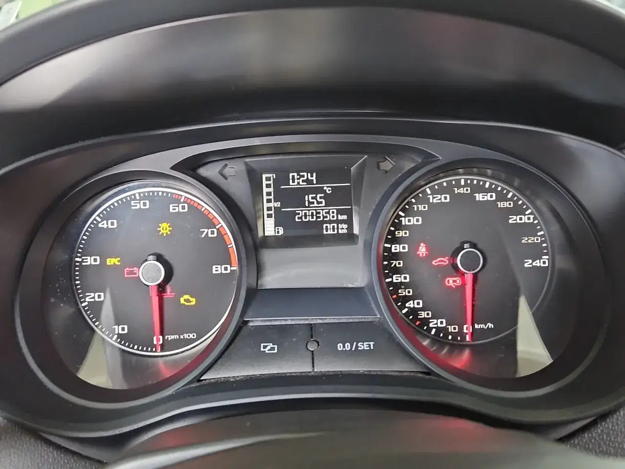 Seat Ibiza IV deska rozdzielcza wskaźnik paliwa