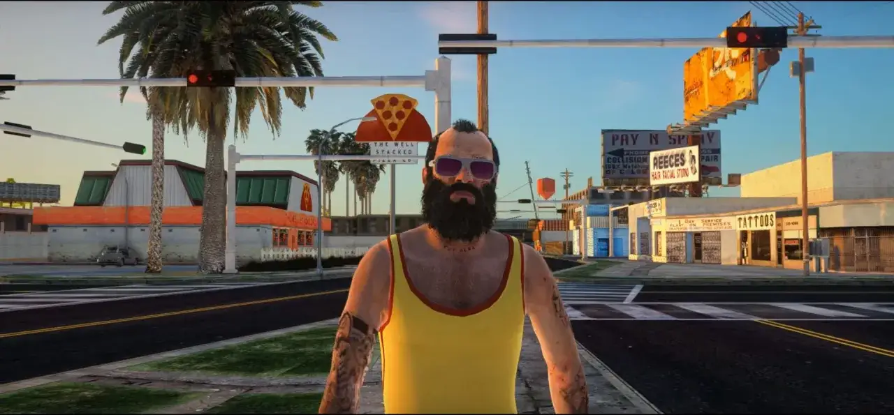 Postać z brodą w żółtej koszulce na tle miasta, wyglądające jak modyfikacje do GTA San Andreas.