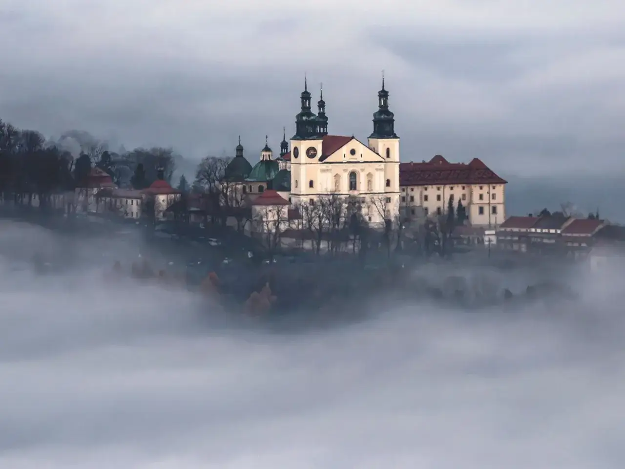 Mgła otula sanktuarium pasyjno-maryjne w Kalwarii Zebrzydowskiej, tworząc mistyczną scenerię.