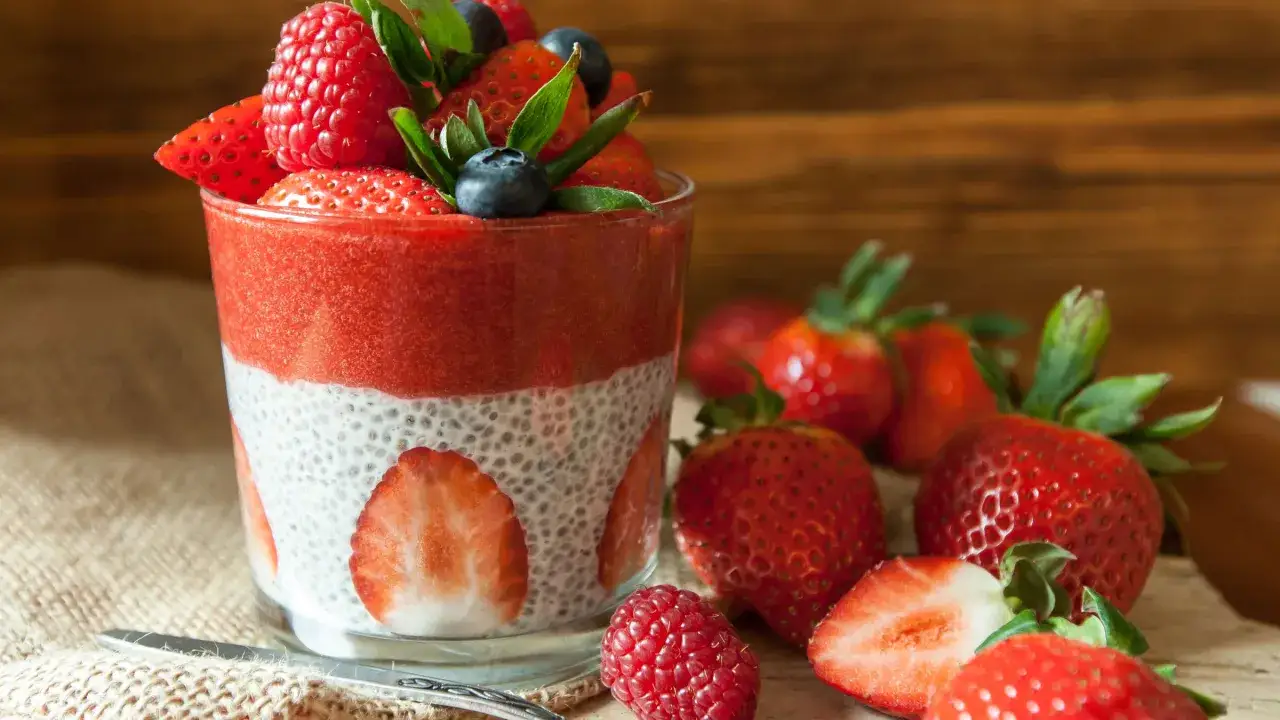 Ein Glas Chia Pudding mit Erdbeerp&uuml;ree und frischen Beeren. Ein gesunder Genuss!