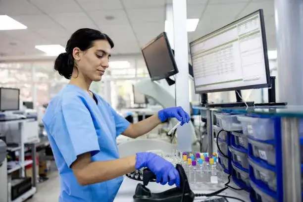 Pracownik laboratorium analizujący pr&oacute;bki