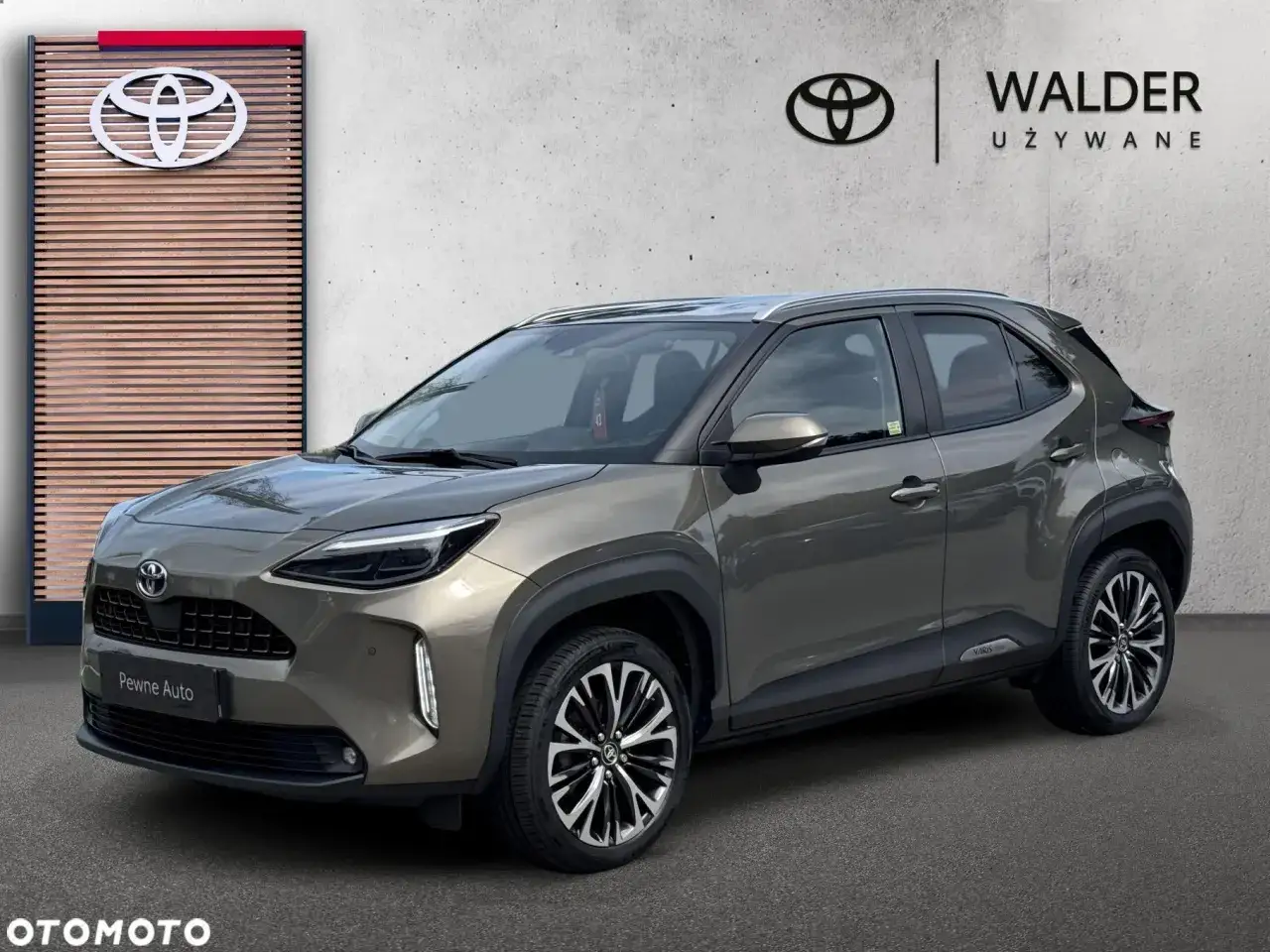 Szary Toyota Yaris Cross Hybrid 2022. Sprawdź atrakcyjną cenę tego używanego SUV-a w salonie Walder Używane.