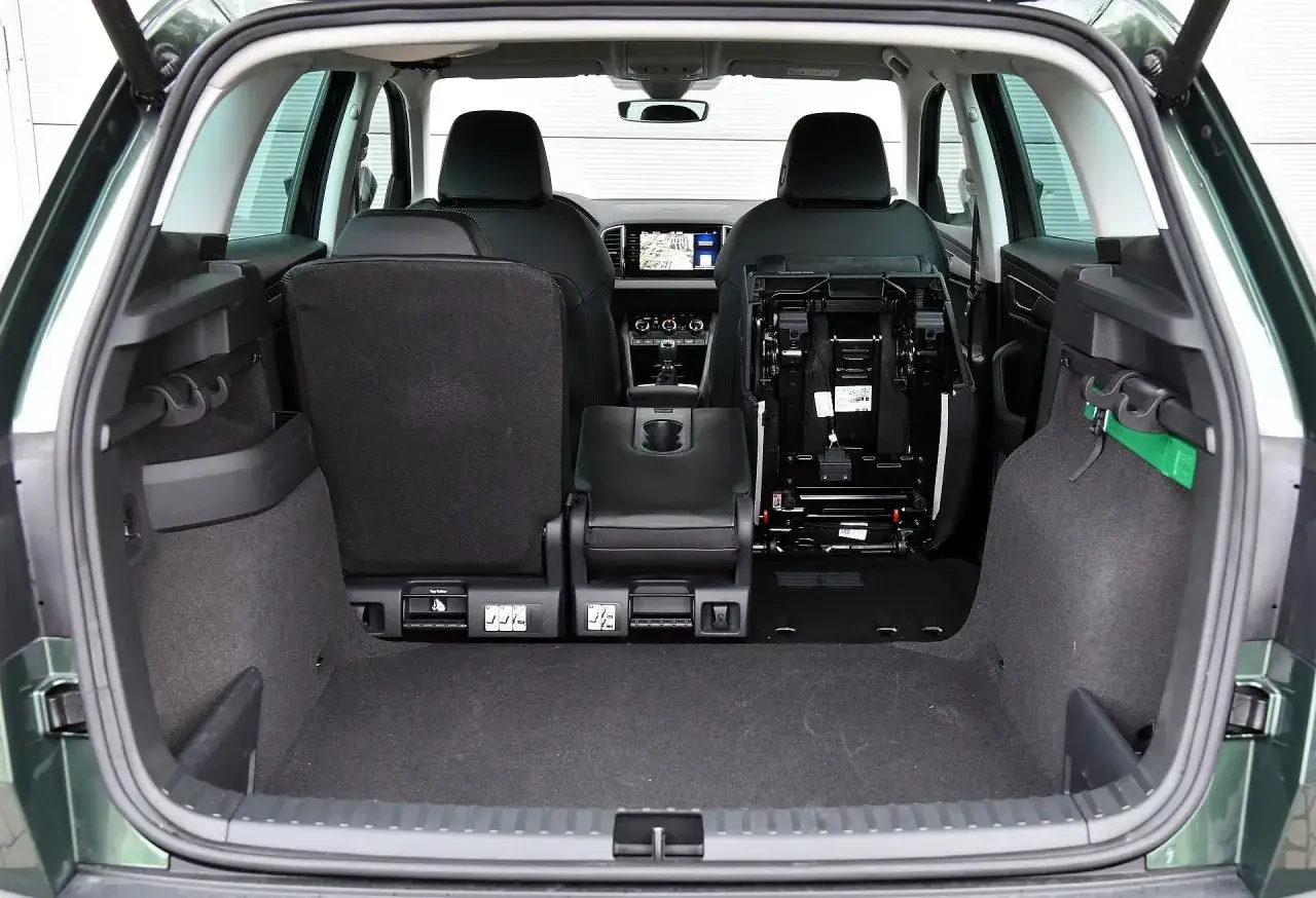 Wnętrze Škody Karoq, widok od tyłu. Duży bagażnik i składane fotele. Wiele osób chwali to auto w skoda karoq opinie.