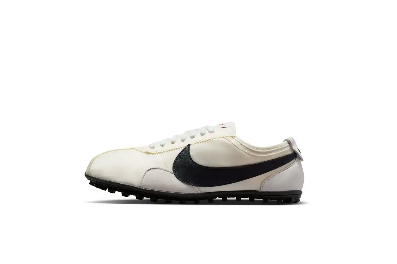 Białe buty sportowe z czarnym logo Nike, przypominające pierwsze buty Nike.