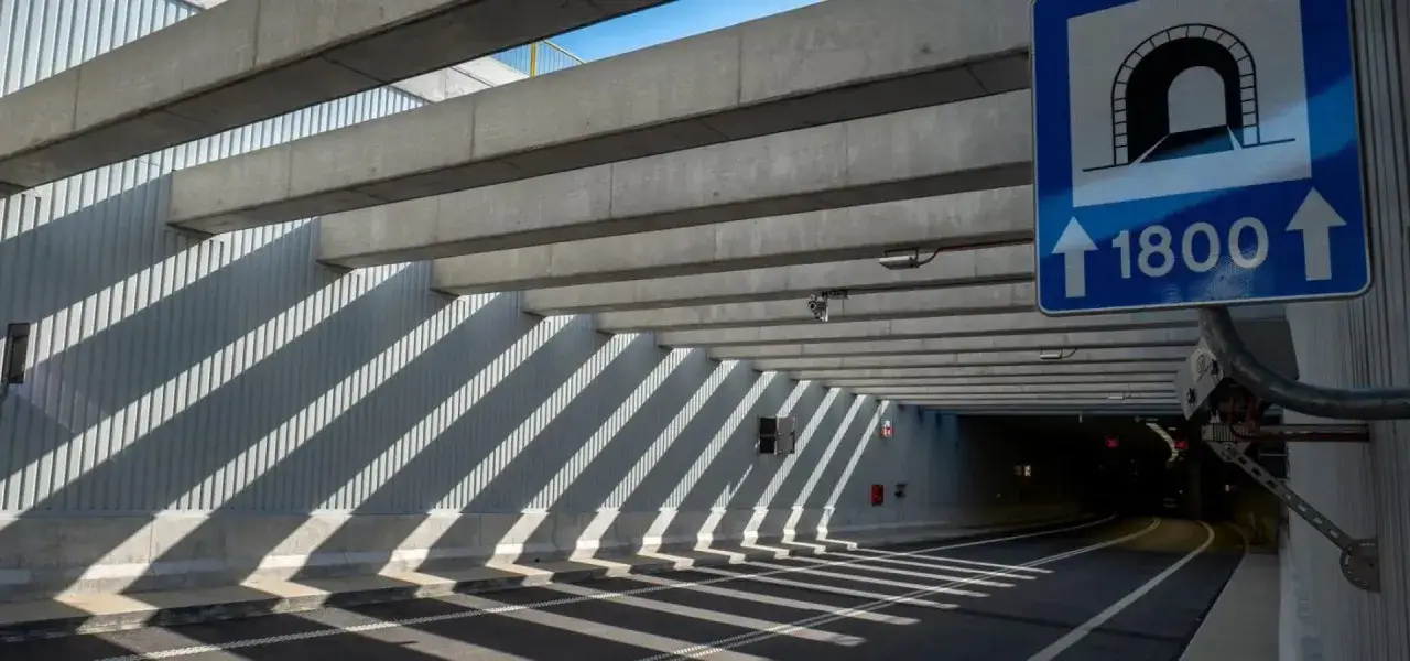 Droga do tunelu, gdzieś w Polsce. Czy jakim promem do Świnoujścia?