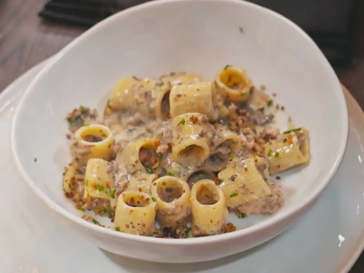 En krämig salsicciapasta med rigatoni, toppad med örter och krispiga bitar. En rätt som Benjamin skulle älska.