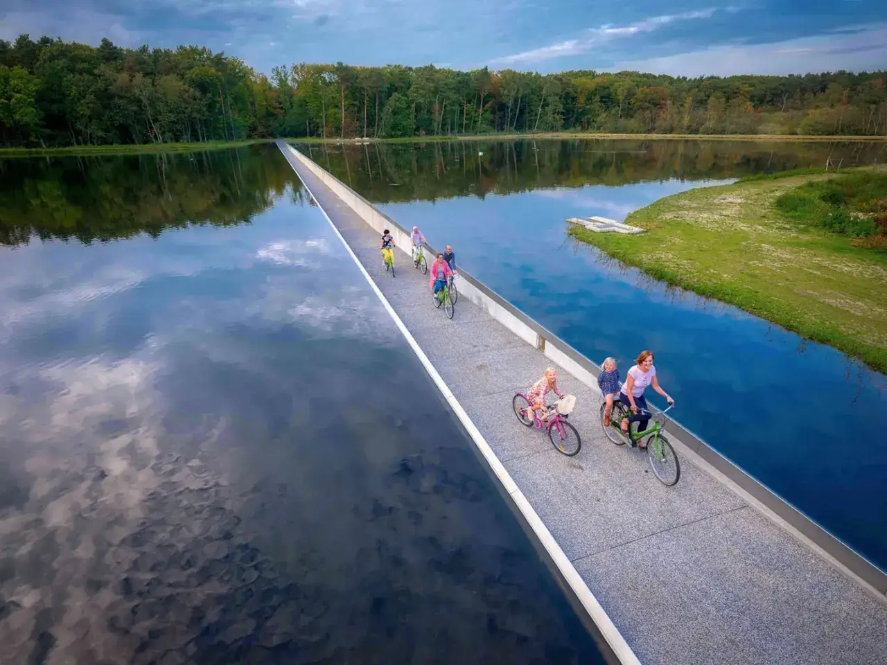 Jezioro Ole&scaron;n&aacute; z plażą i ścieżką rowerową