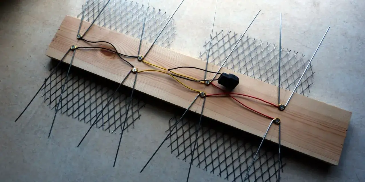 DIY antena do telewizji naziemnej: drewniana deska, metalowe pręty, siatka i przewody. Prosty sposób, jak zrobić antenę.