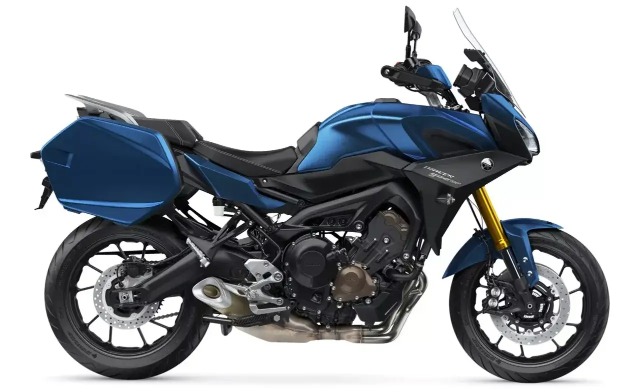 Niebieski motocykl Yamaha Tenere 900 z kuframi, gotowy na dalekie podróże.