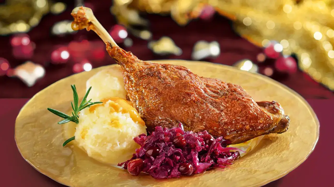 Knusprige Gans mit Kartoffelkl&ouml;&szlig;en und Rotkohl &ndash; ein Klassiker der 10 besten Weihnachtsessen.