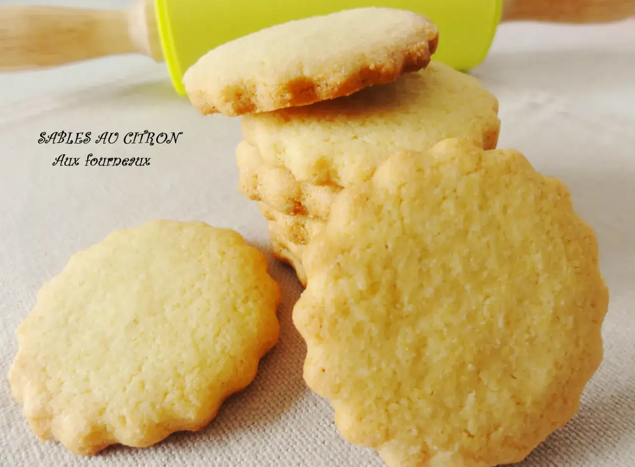 Délicieux sablés au citron, parfaits pour accompagner un thé. Ils sont prêts à être dégustés, tout juste sortis du four.