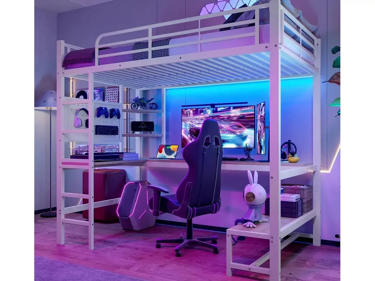 Chambre de gamer avec lit mezzanine, bureau, écran, chaise gaming et éclairage LED. On se demande combien de prise dans une chambre pour tout brancher !