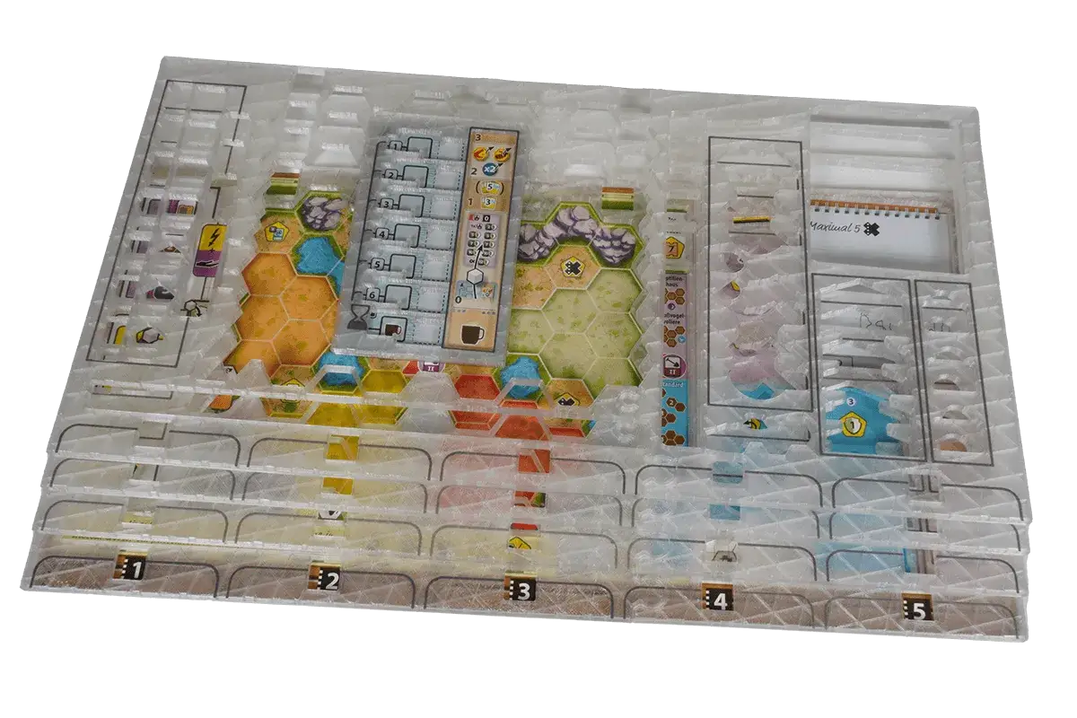 Brettspiel-Organizer mit Hexagon-Feldern und Spielsteinen, bereit f&uuml;r die 